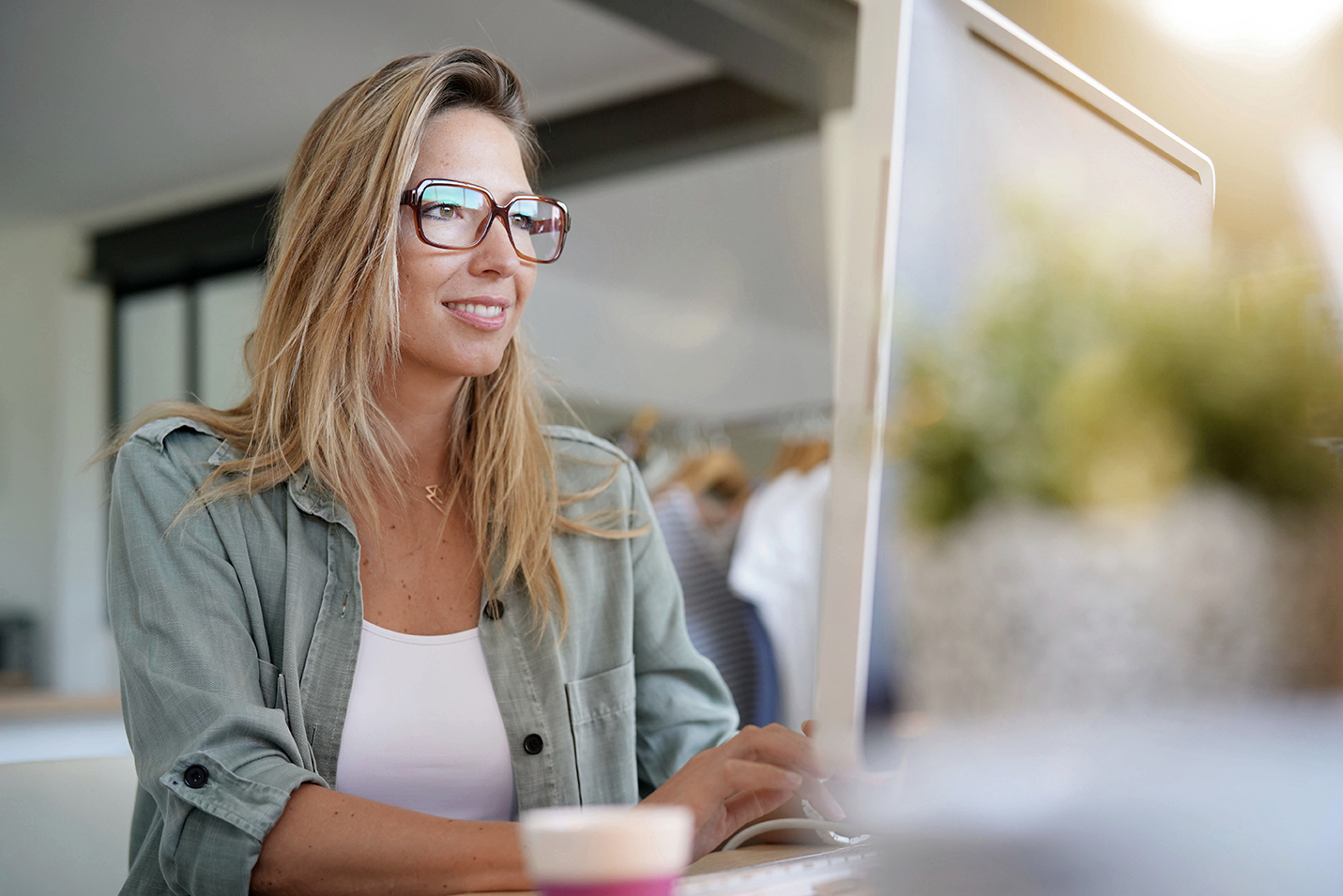 1104814379 Beautiful woman working on desktop computer, co-working area