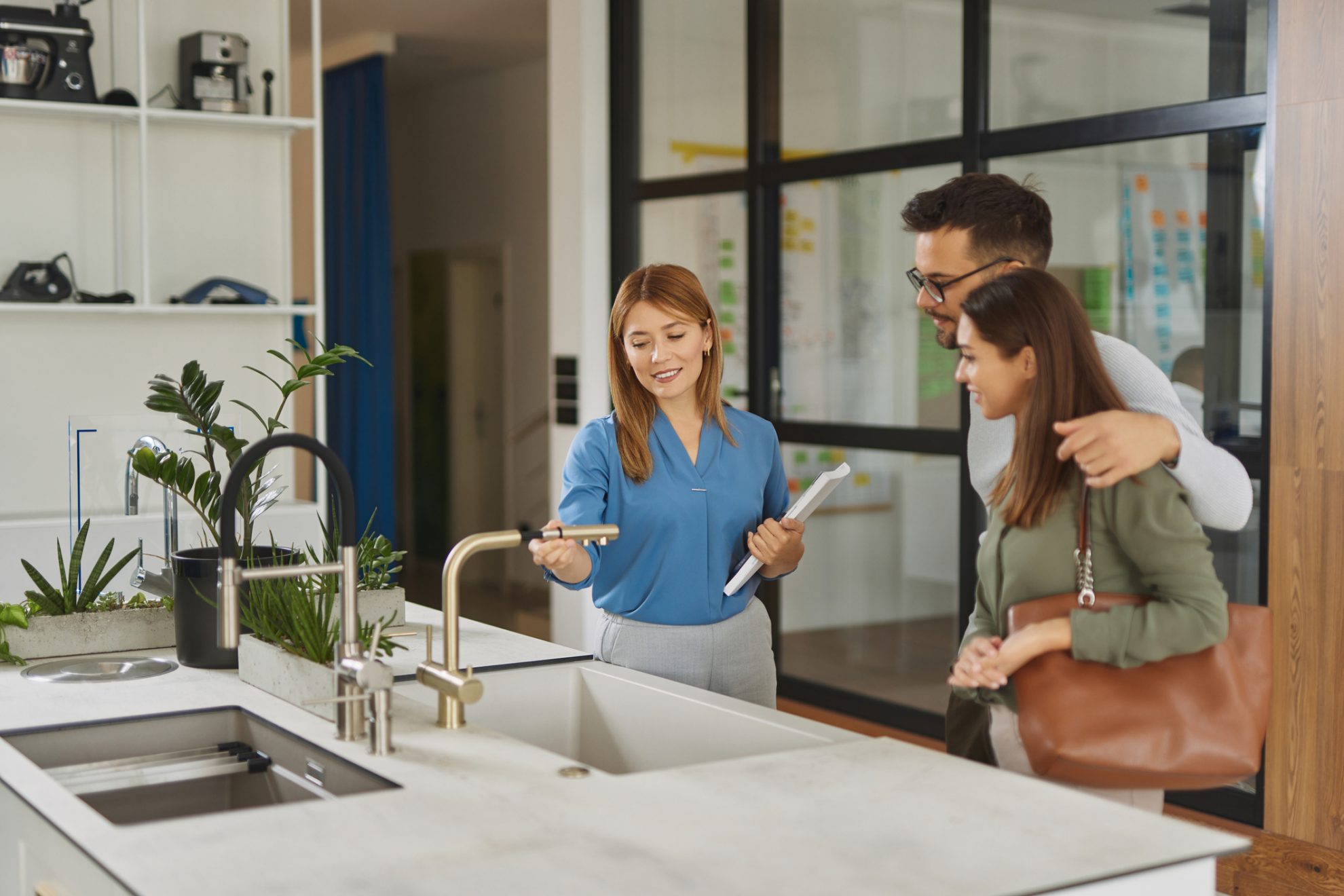 vendedor entendiendo las necesidades del cliente en venta consultiva