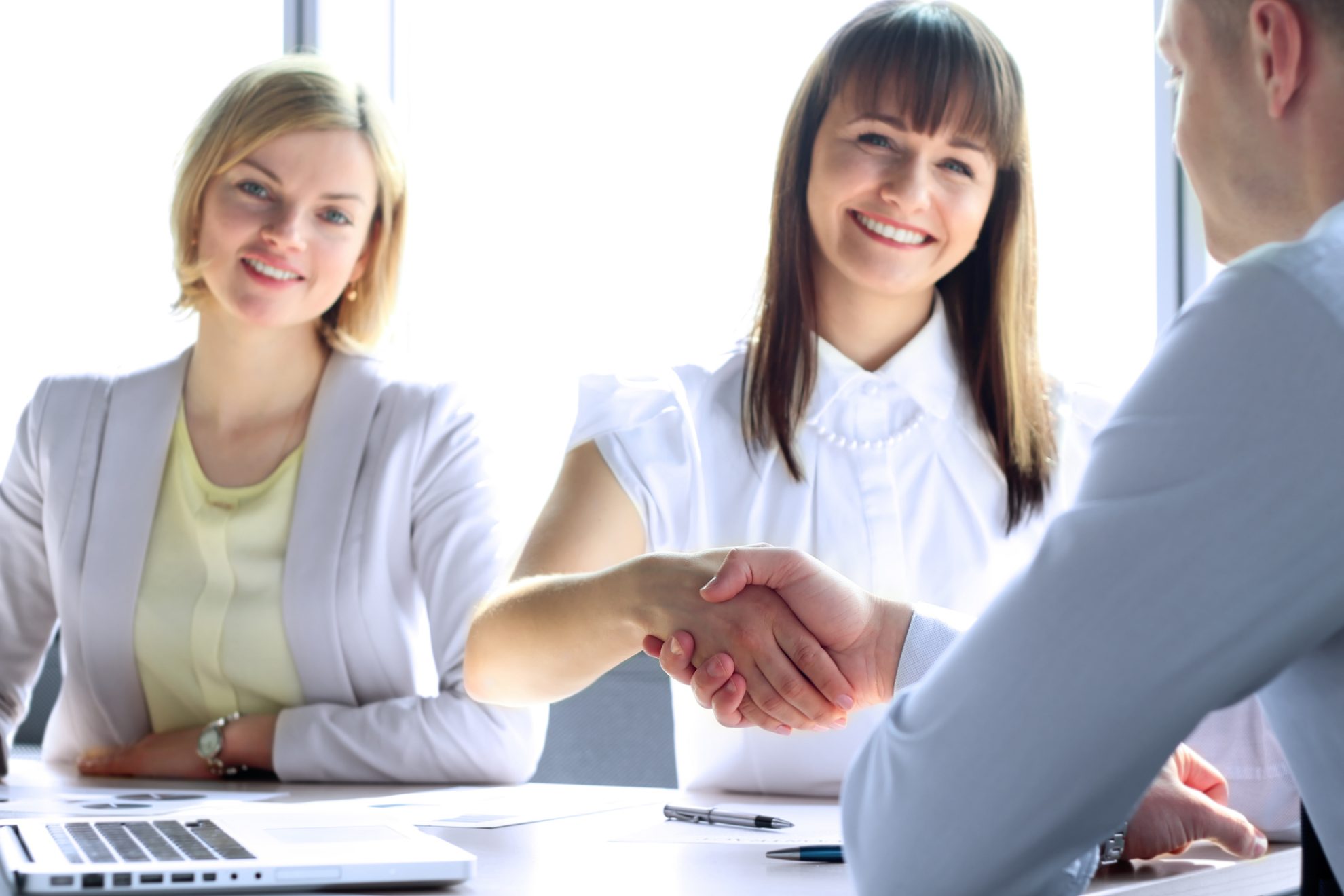equipo cerrando una venta consultiva con cliente