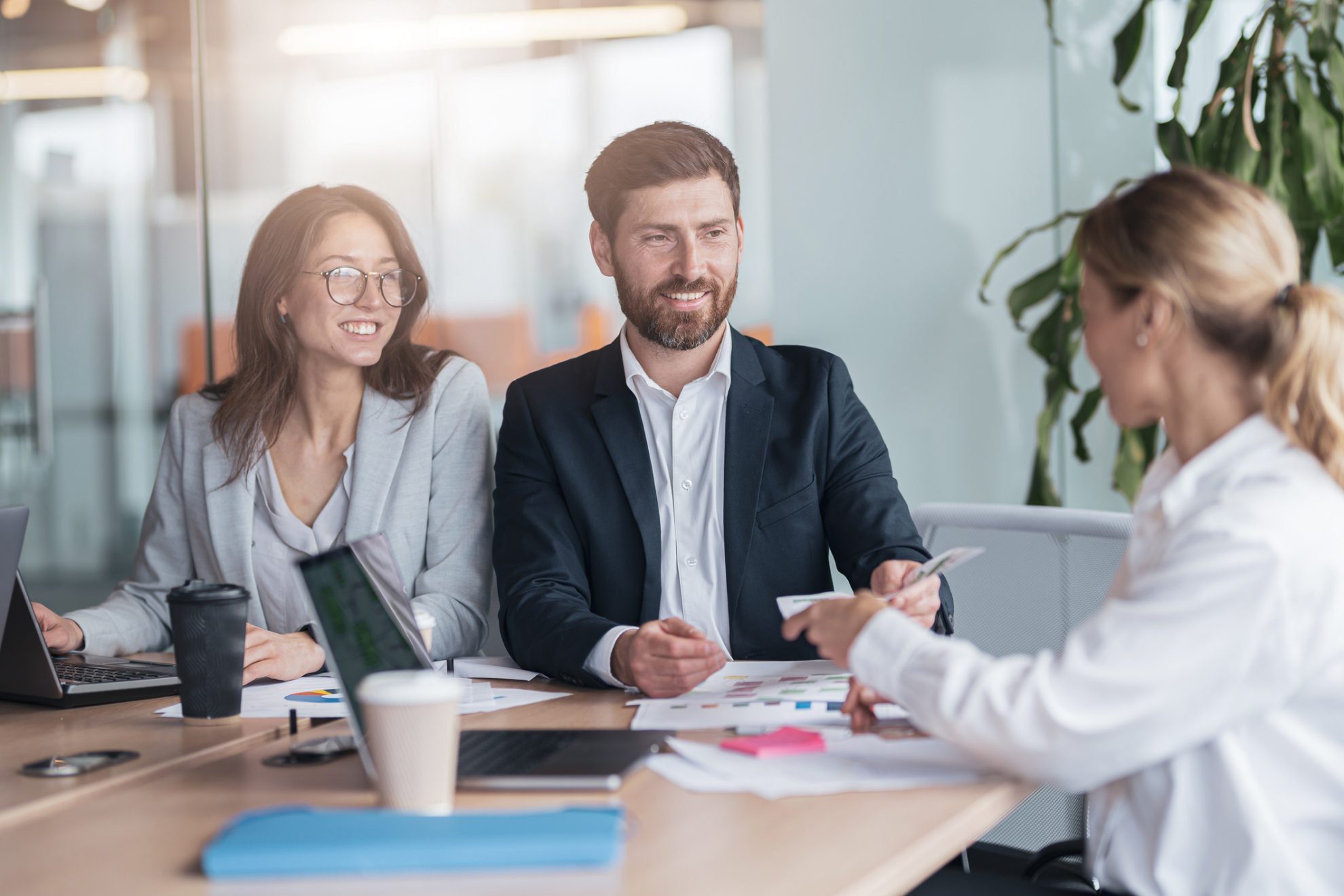 equipo de ventas aplicando la venta consultiva