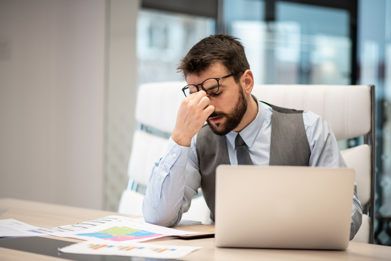  Las causas de la ansiedad laboral pueden ir desde una sobrecarga laboral hasta mala relación con los compañeros.