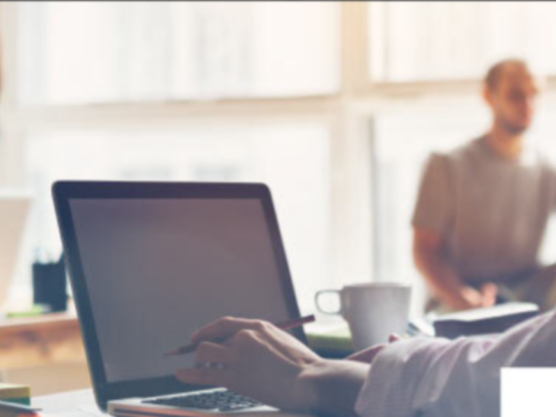 Persona estudiando con el ordenador