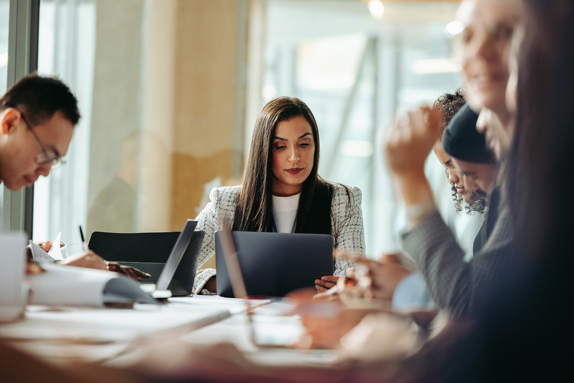 Personas trabajando concentradas en un entorno colaborativo