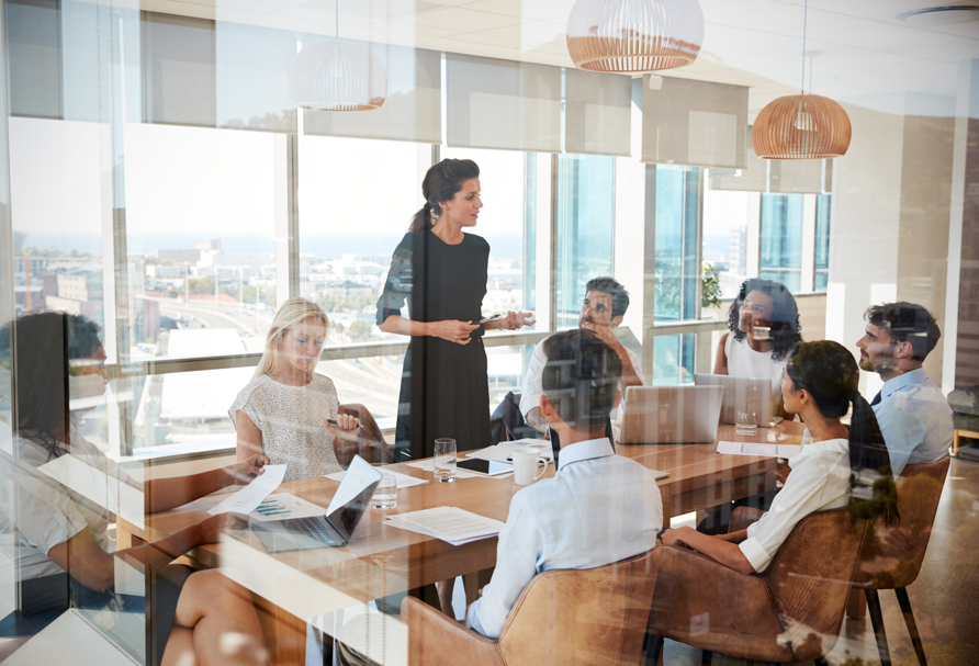 Grupo de personas reunidos en un entorno laboral
