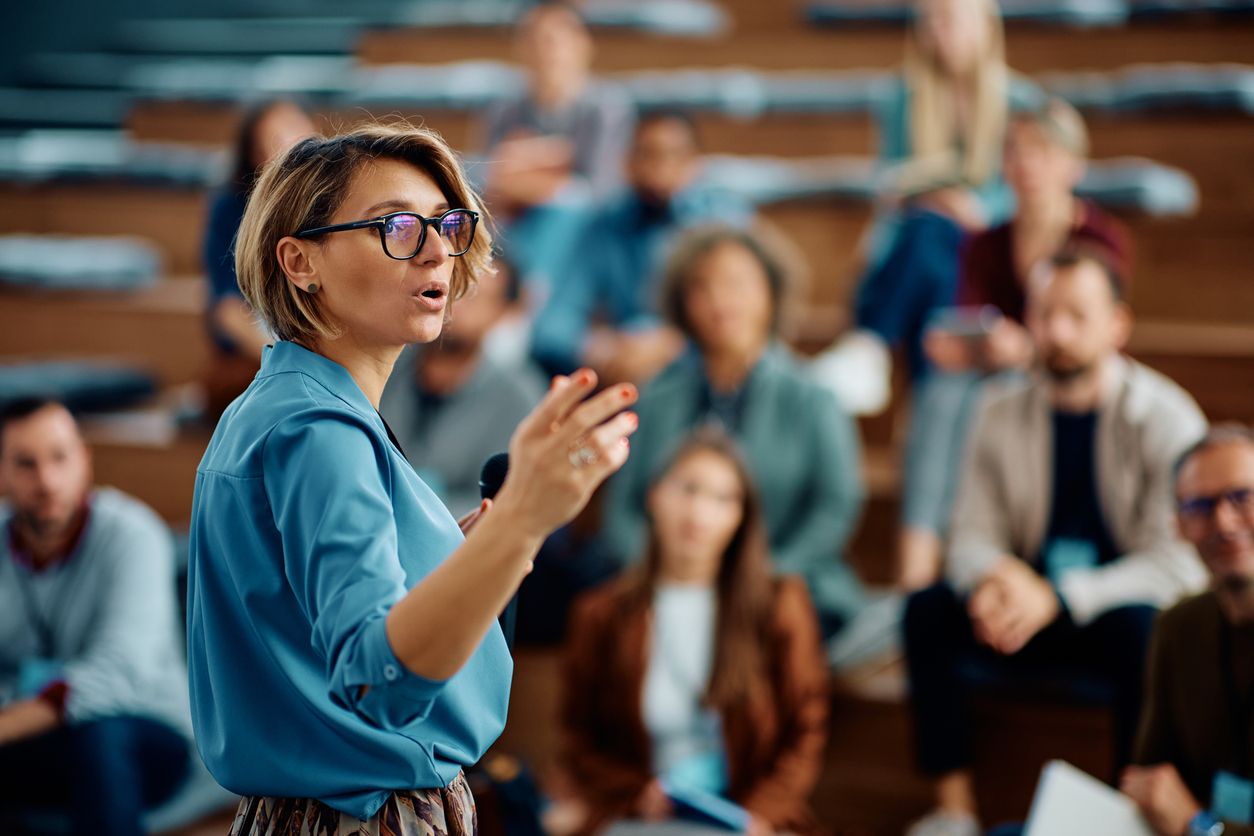 profesora en una clase con alumnos explicando la metodología del aprendizaje activo