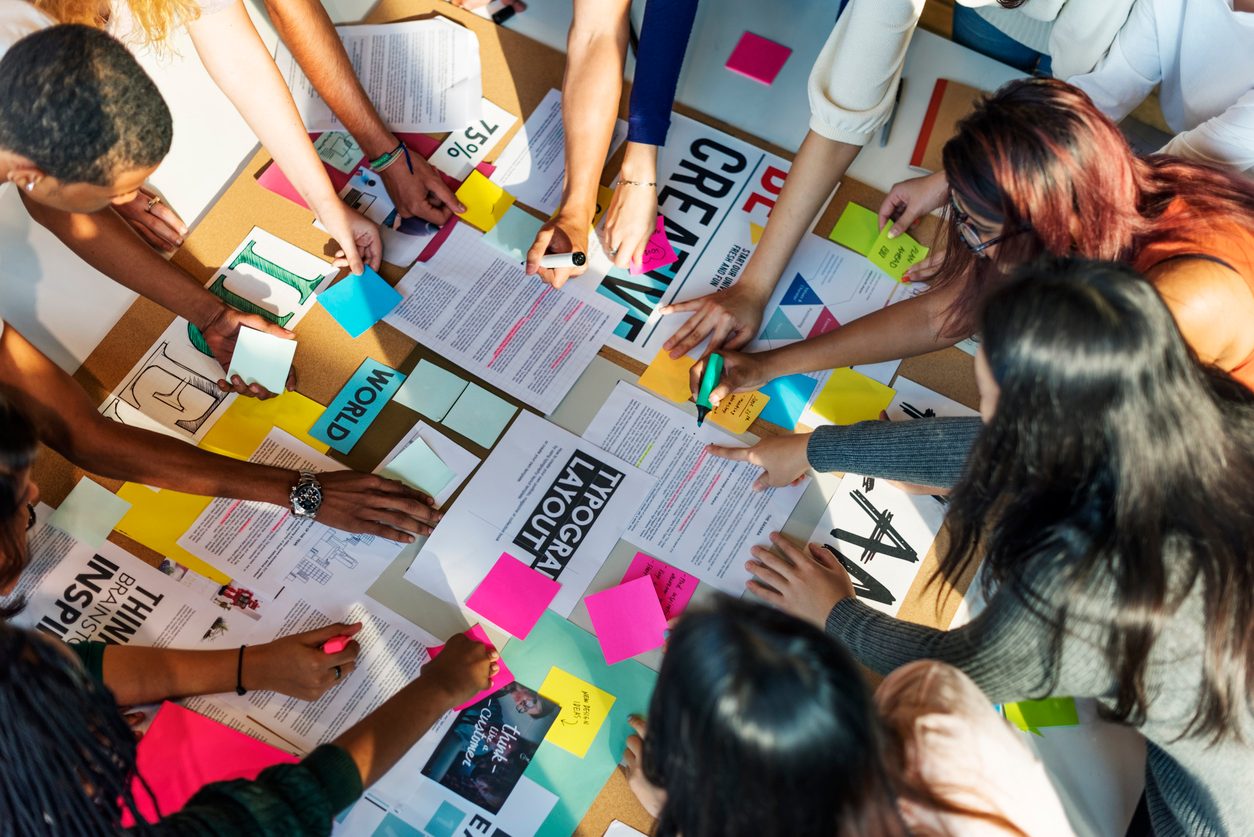 equipo creativo en reunión de aprendizaje por proyectos