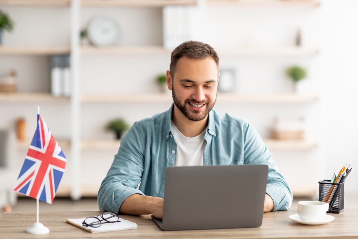 Las becas de inglés online permiten a los estudiantes compaginar estudios y trabajo con la formación en el idioma