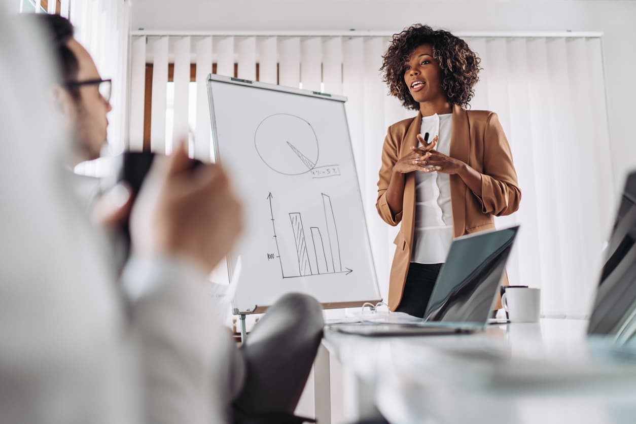 Mujer liderando equipo de trabajo