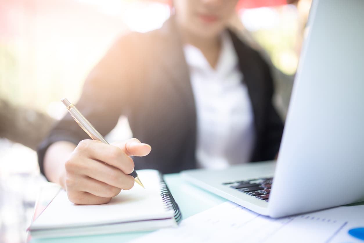 Directiva aprendiendo con becas para mujeres