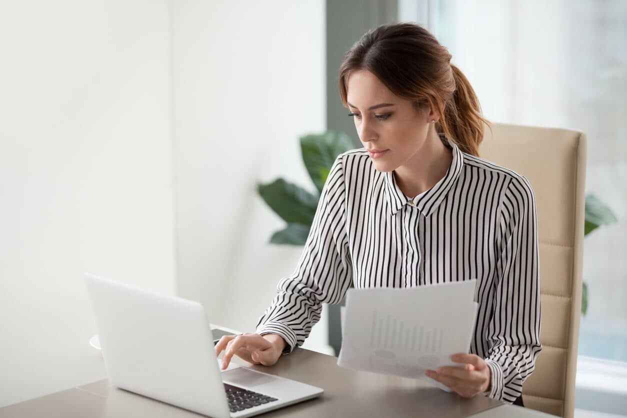 Mujer haciendo una carta de recomendación 