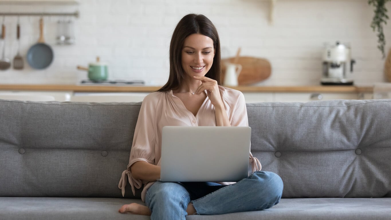 mujer haciendo una carta de recomendación 