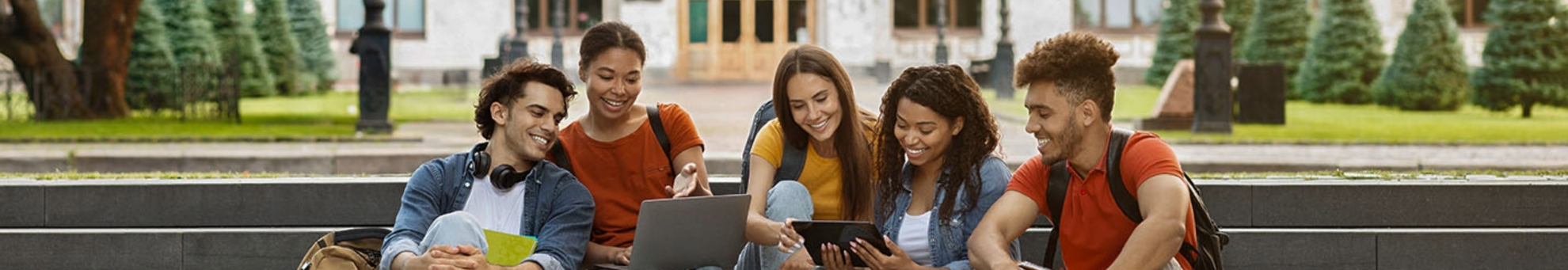 Grupo de universitarios compartiendo tiempo libre en un parque
