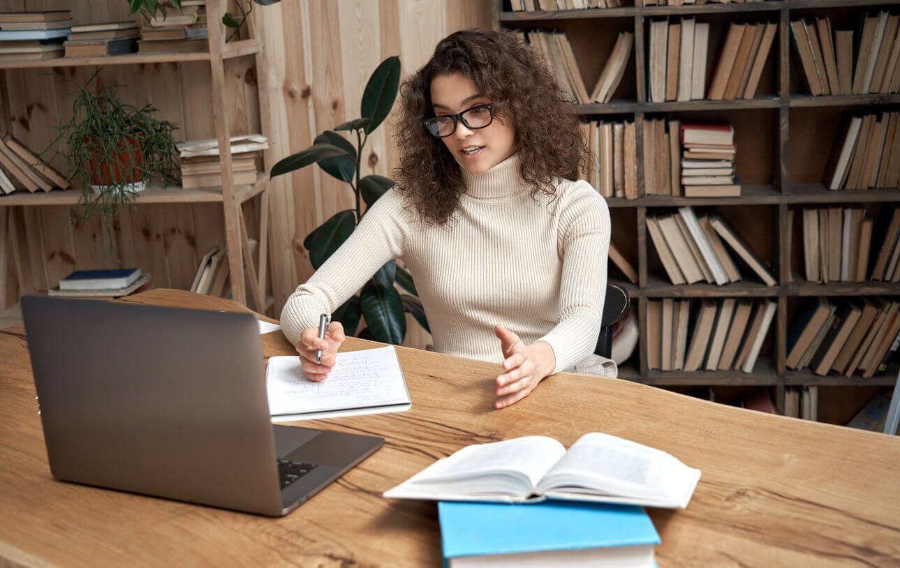 mujer haciendo clase online e-larning