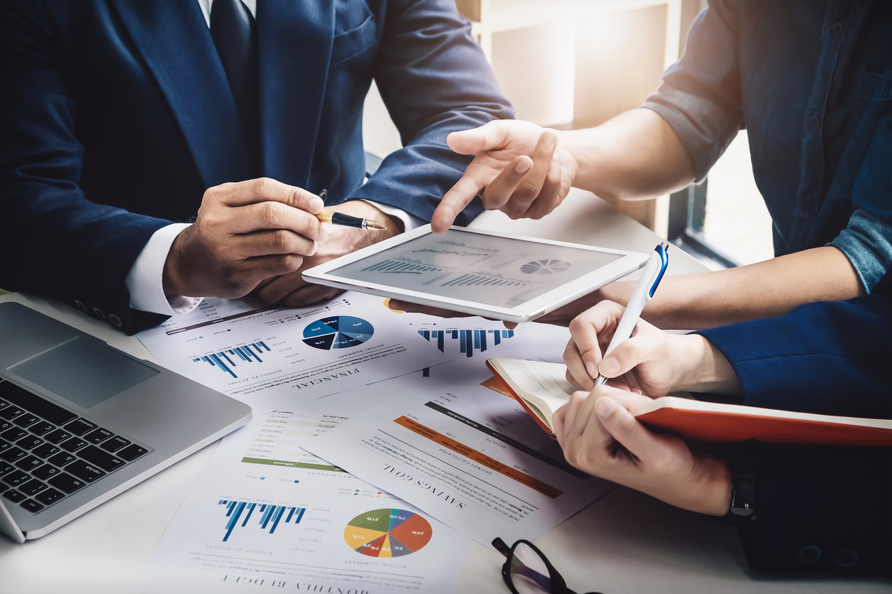 trabajador exponiendo análisis de Data Management en reunión