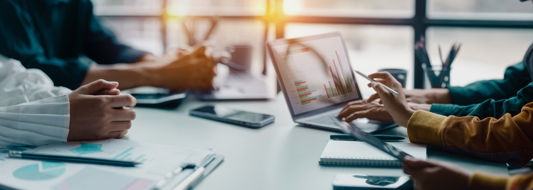 Mujer realizando Data Management en empresa