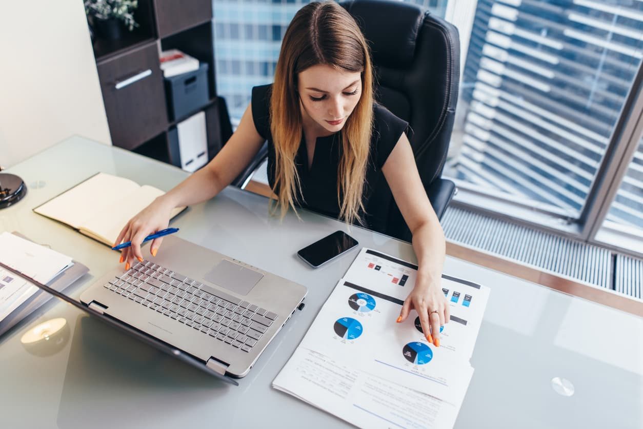 mujer realizando la gestión financiera de una empresa