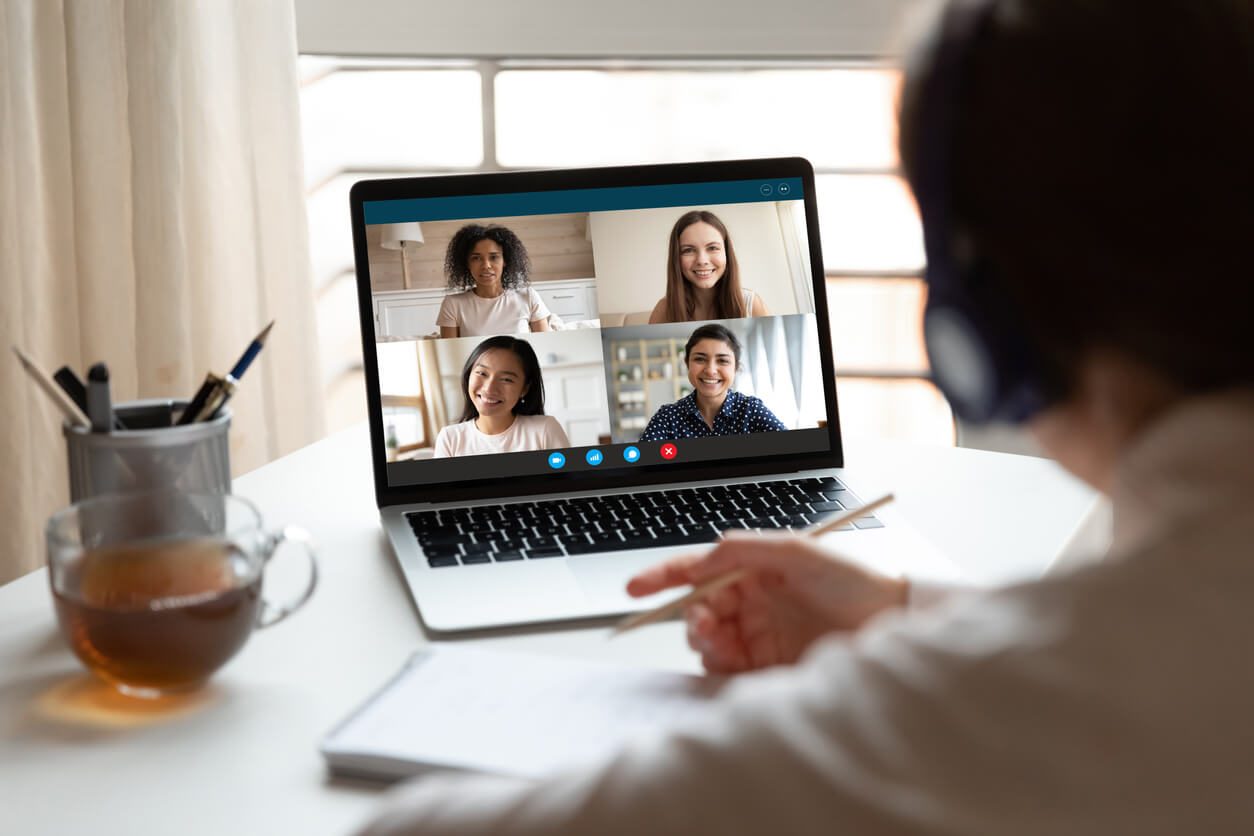 Compañeros haciendo una videollamada para practicar el nivel de inglés A1