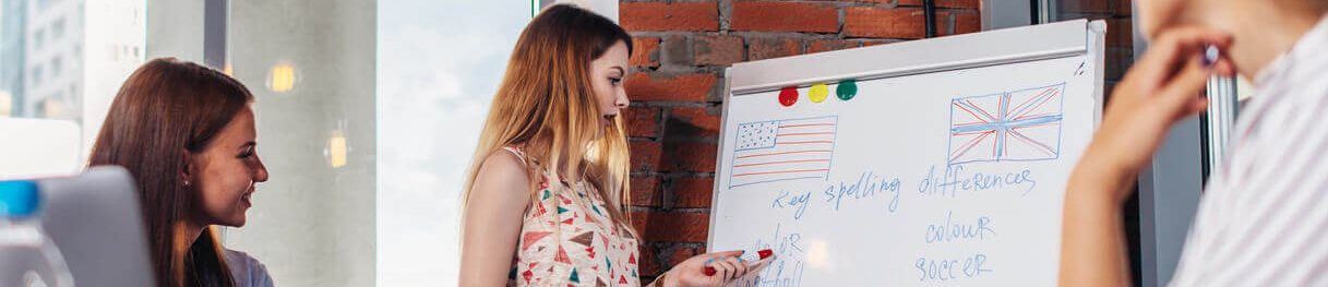 Una joven asiste a un clase de inglés práctico