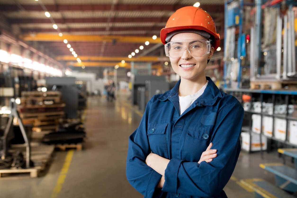 Mujer trabajando en la innovación de procesos