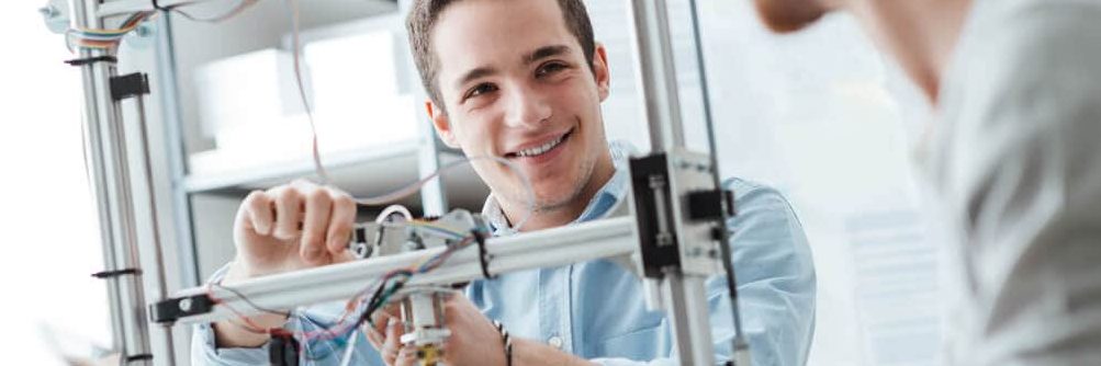 Chico en un laboratorio de tecnologia trabajando en innovacion de productos