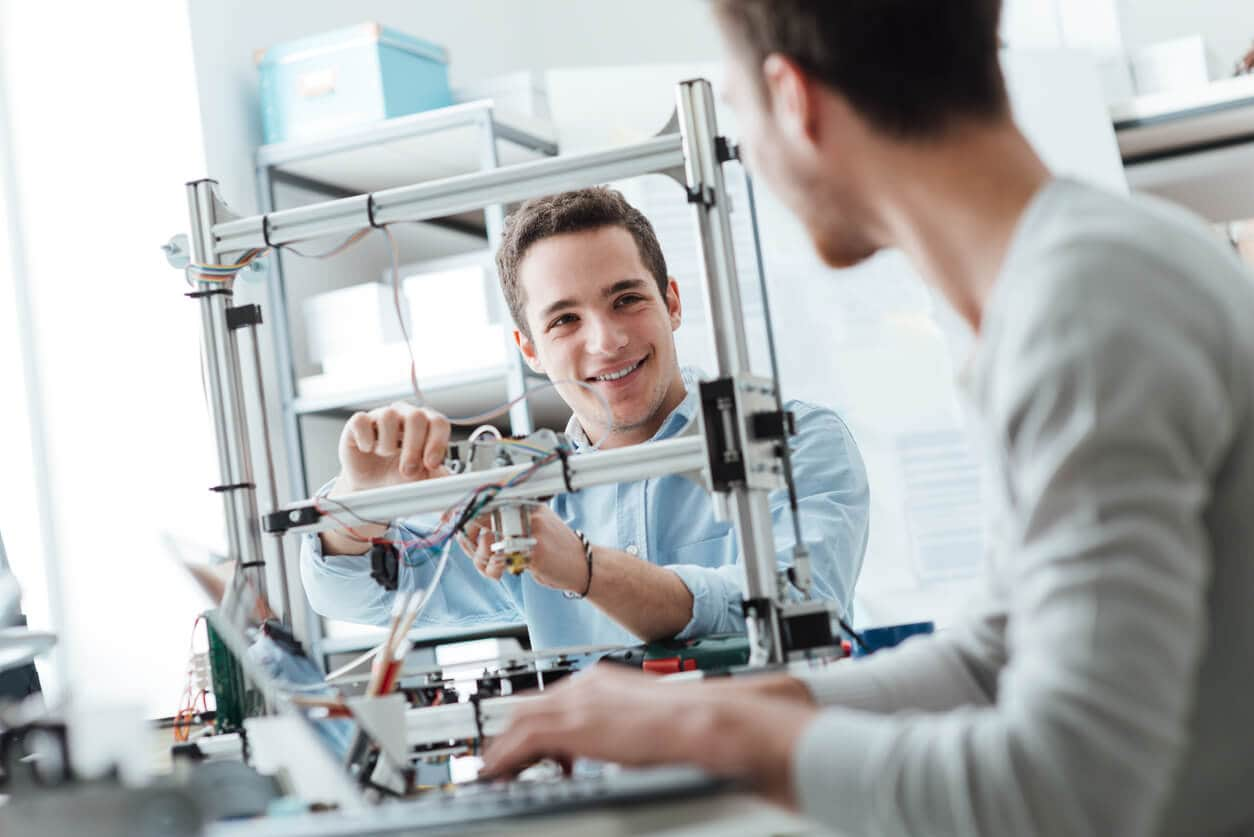 Chico en un laboratorio de tecnologia trabajando en innovacion de productos