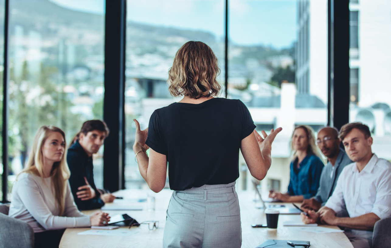 Uno de los puntos claves de la diferencia entre jefe vs. líder es la relación que se mantiene con los trabajadores