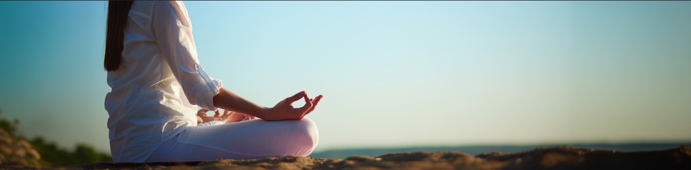 Mujer vestida de blanco meditando en calma