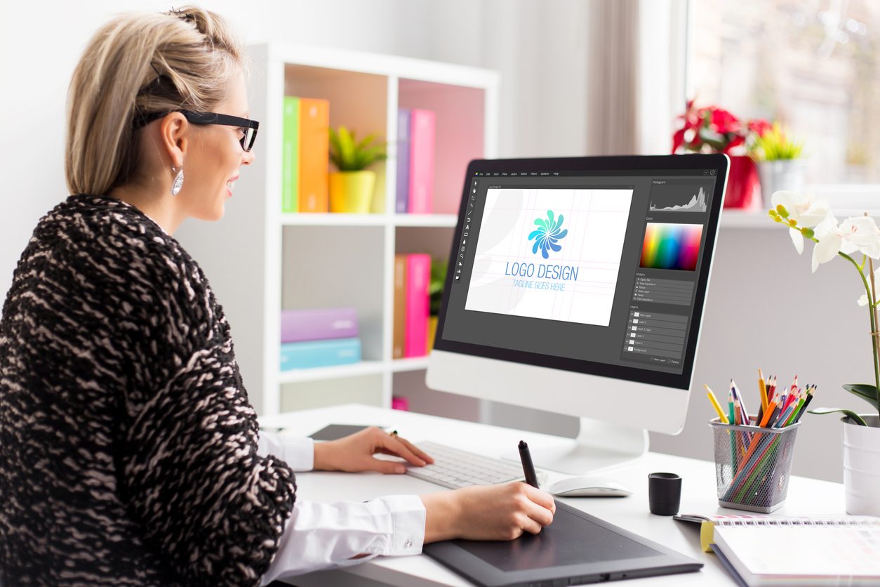 Mujer creando logotipo en Photoshop