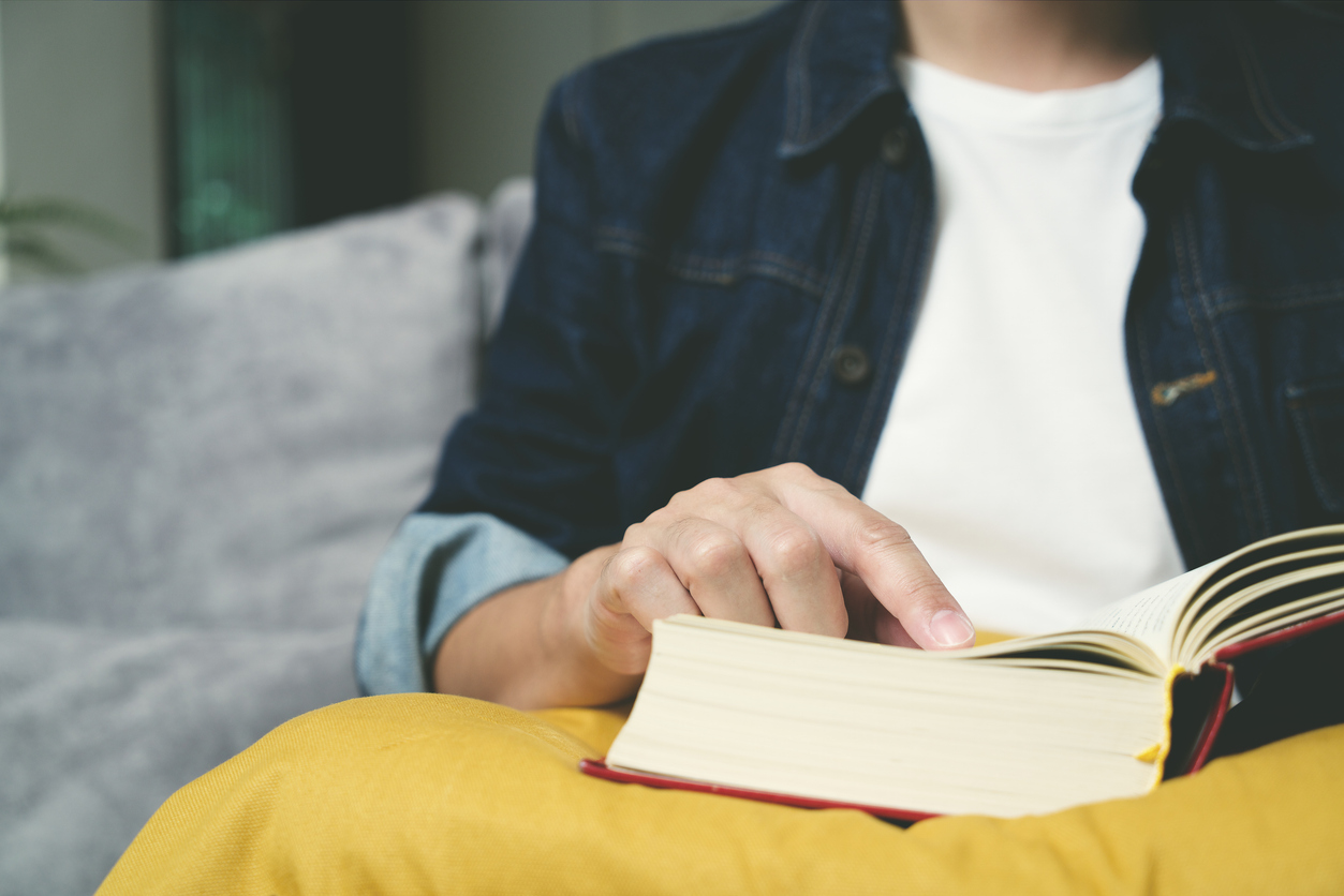 Al ser un idioma no fonético, los mejores libros para aprender inglés te ayudarán a reforzar el idioma. 