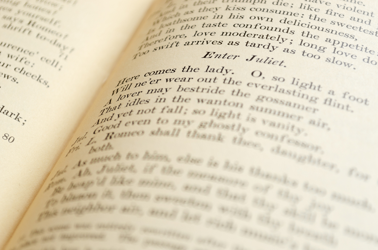  Los mejores libros para aprender inglés incluyen aquellos de texto para conocer la teoría y realizar ejercicios prácticos.