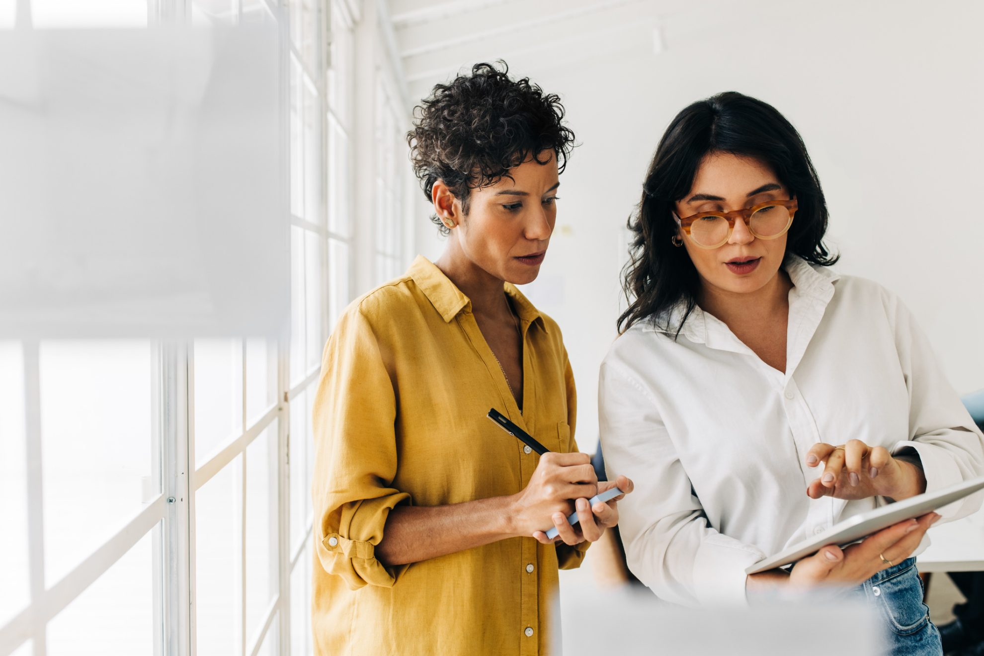 Mujer en el trabajo en una reunión