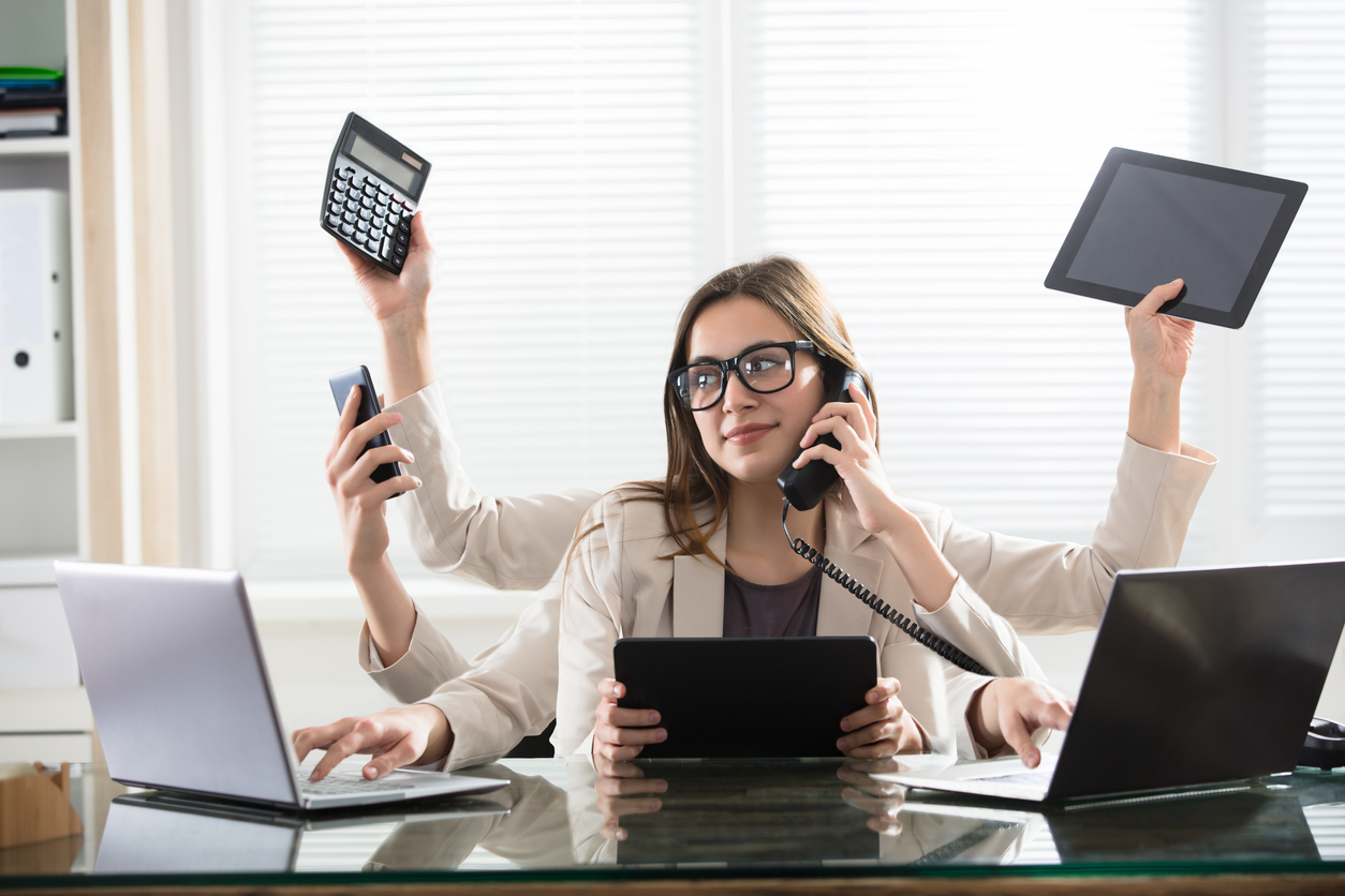 Una profesional practicando multitasking, que es una capacidad valorada en la actualidad