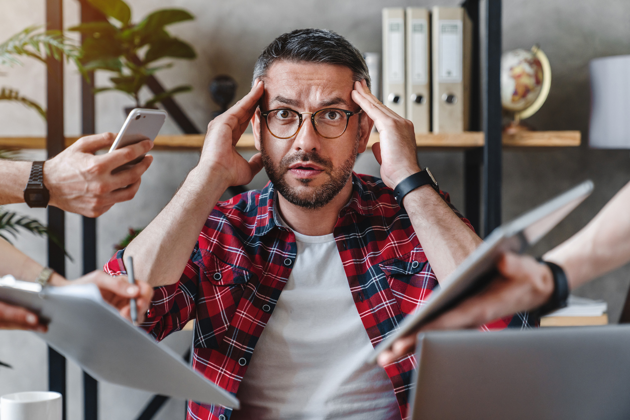 Un trabajador sobrecargado por el multitasking, que es una práctica con ciertos riesgos si no se domina