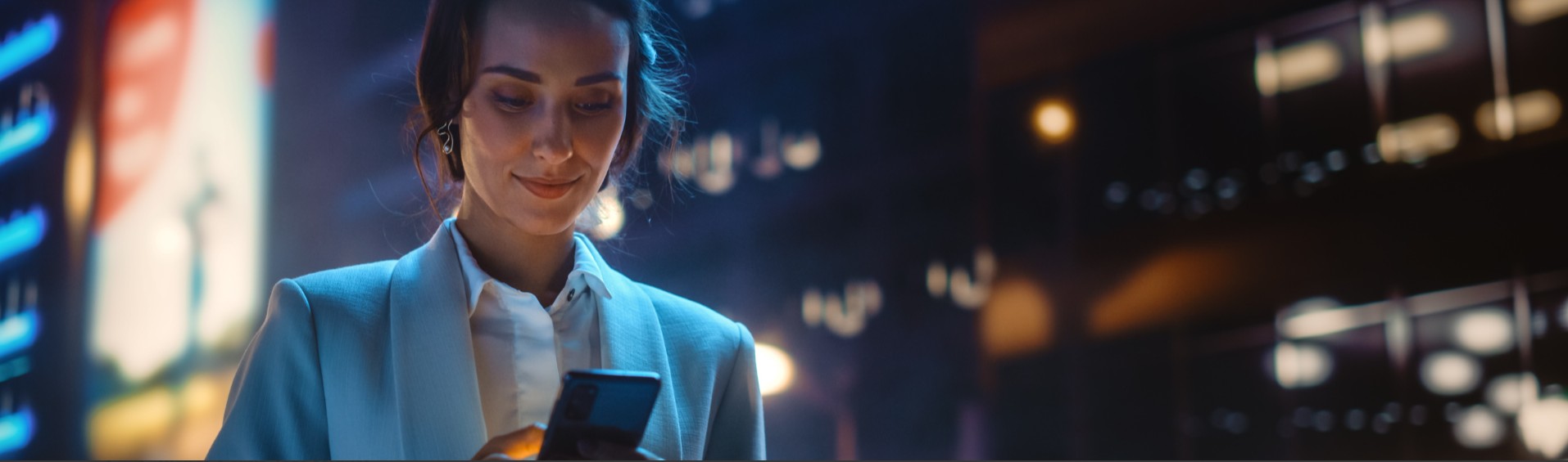 Mujer trabajadora mirando el teléfono