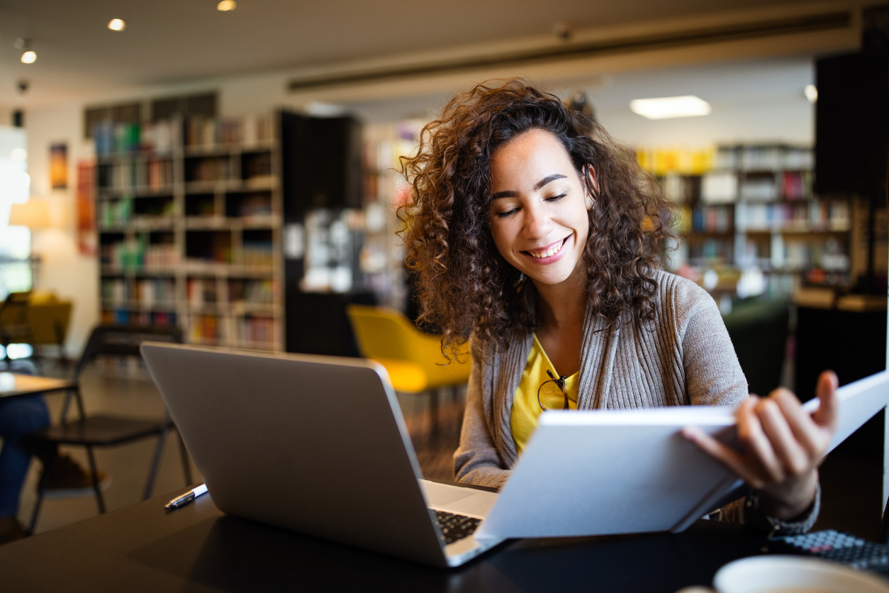Mujer aplicando la técnica Feynman en formación online