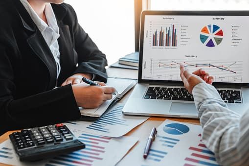 equipo de trabajo con gráficos de la teoría u