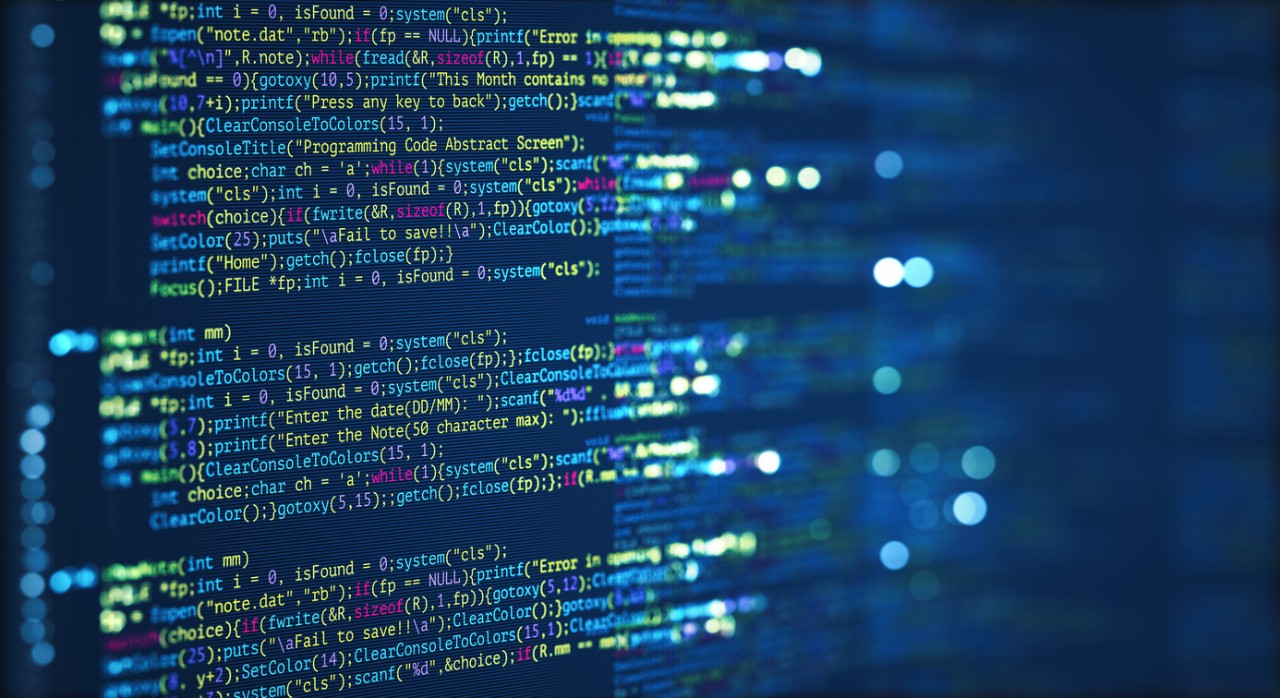 programador trabajando en diferentes tipos de algoritmo