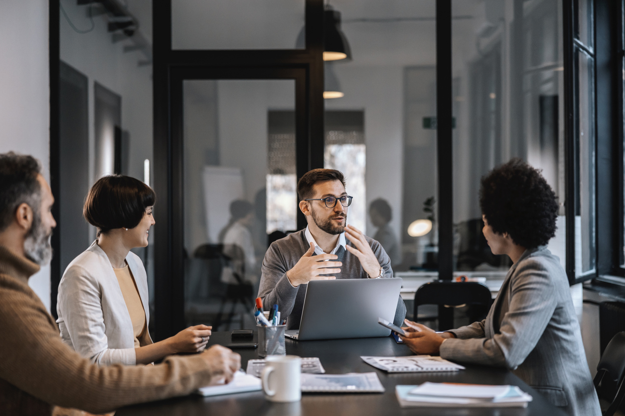 Conocer los tipos de comunicación en la empresa y diseñar una estrategia efectiva es fundamental para el éxito de las compañías.    