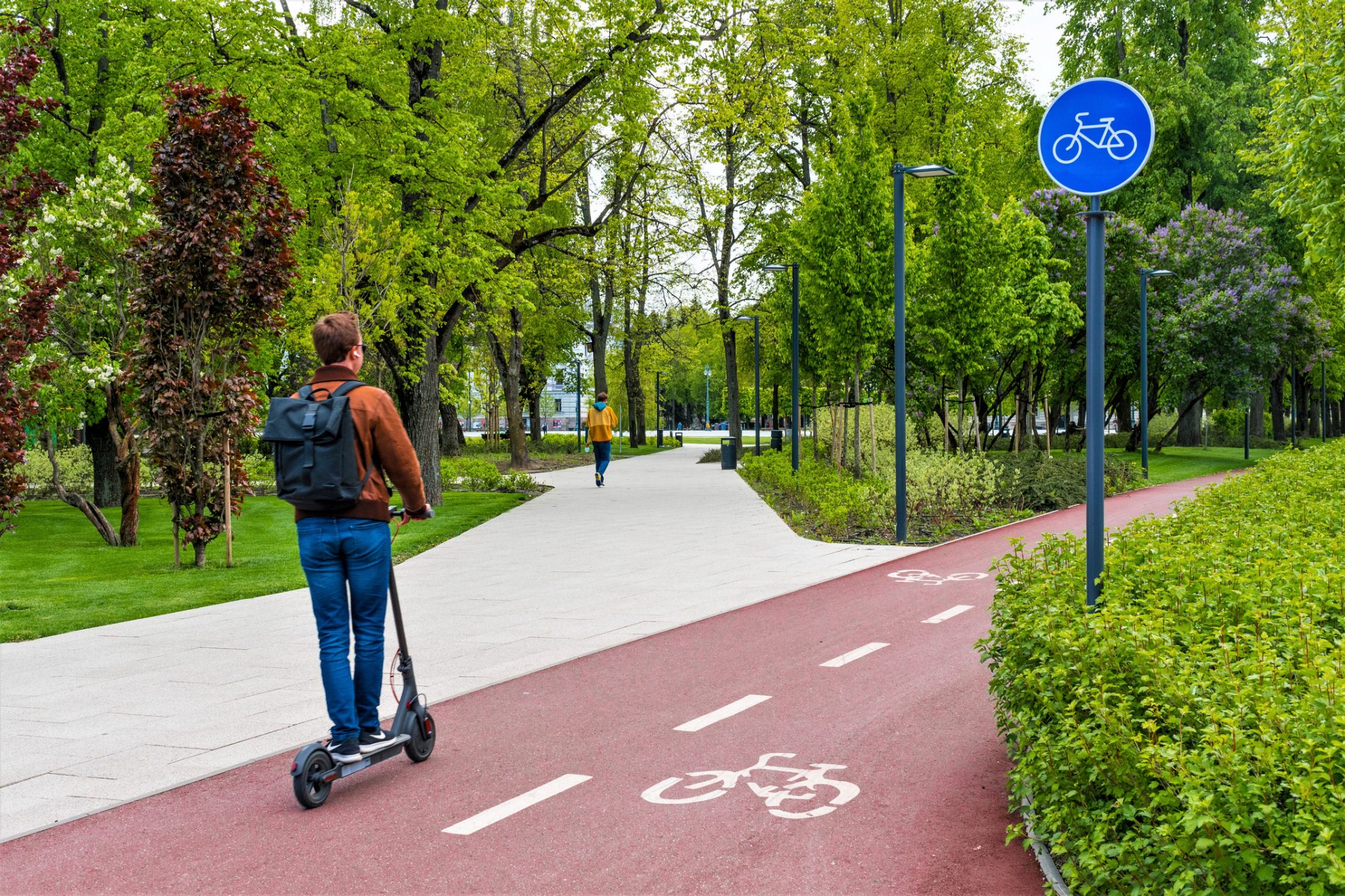 transporte sostenible con vías para bicicletas y patinetes