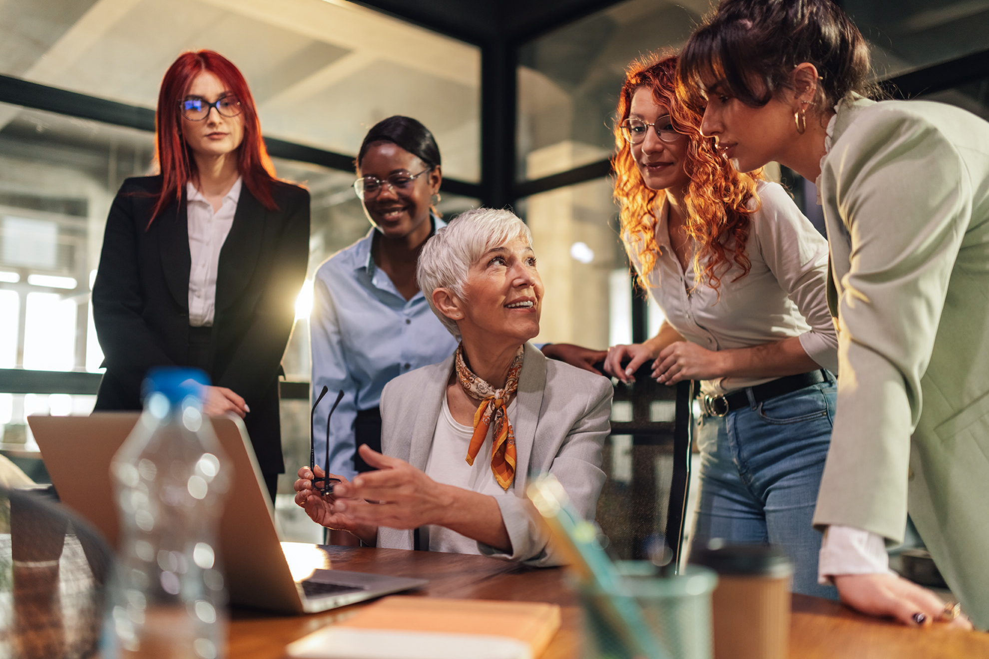 Grupo diverso de empleados en un entornocolavorativo