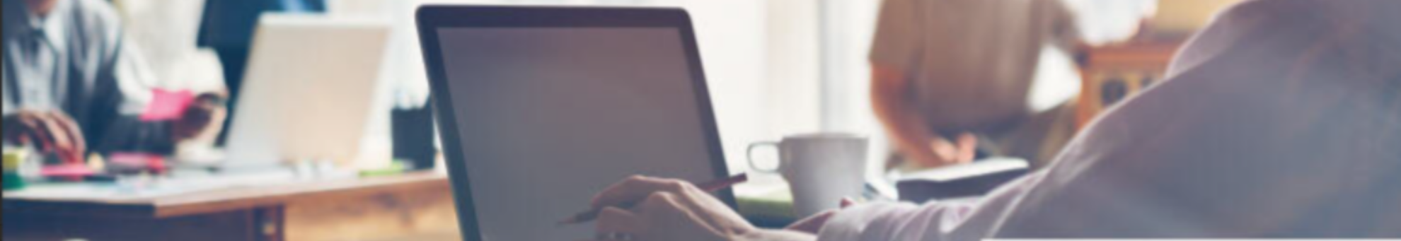 Pessoa estudando com o computador.