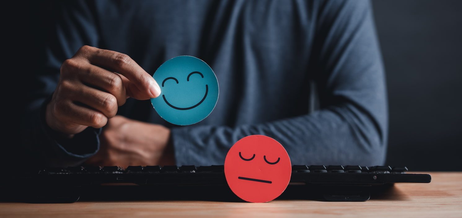 emojis expressam o que é o feedback sanduíche