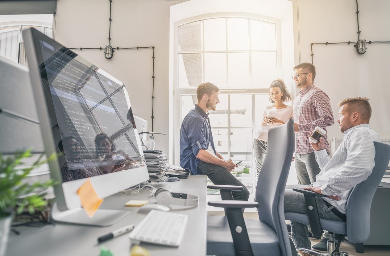 Trabajadores usando metodologías de desarrollo de software