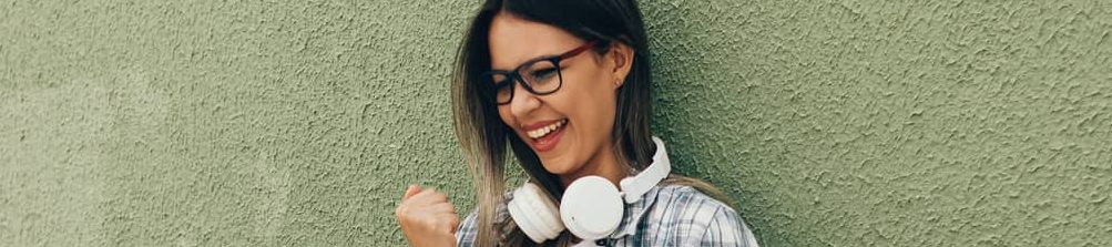 Aluna usando computador e cadernos pensando por que estudar vale a pena