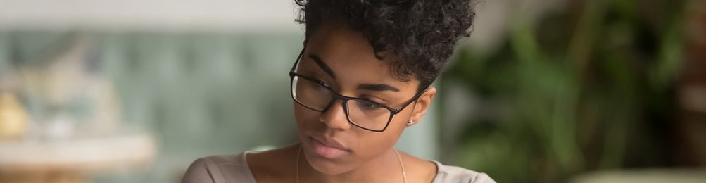 Estudante concentrada olhando para o computador enquanto pesquisa sobre programas de estudo.